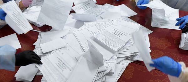 Подсчет голосов по итогам голосования по поправкам в Конституцию РФ Подсчет голосов по итогам голосования по поправкам в Конституцию РФ - Sputnik Ўзбекистон