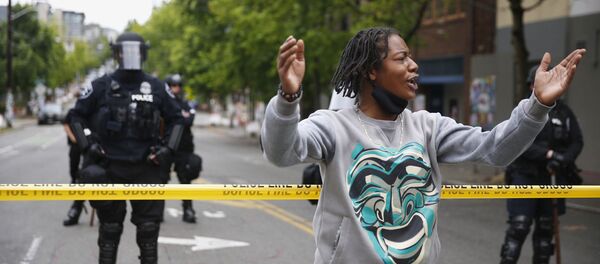 Ограничительная линия перед районом Сиэтла, возвращенным после организованного протеста. Штат Вашингтон, США - Sputnik Узбекистан