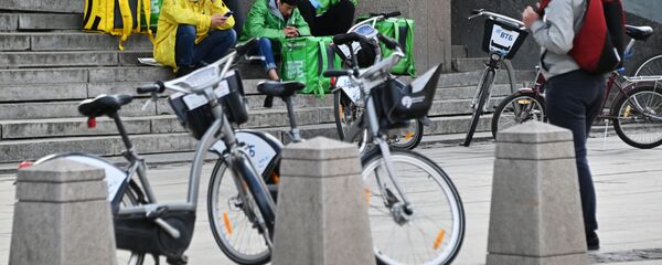 Курьеры служб доставки Delivery Club и Яндекс Еда - Sputnik Ўзбекистон