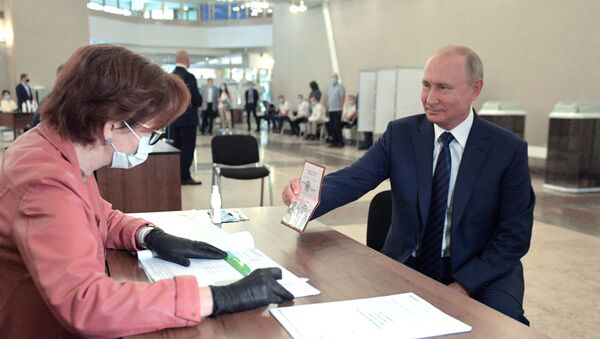 Владимир Путин во время голосования по вопросу одобрения изменений в Конституцию - Sputnik Узбекистан