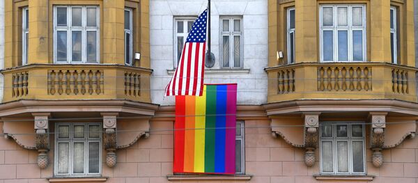 Флаг ЛГБТ-сообщества на здании посольства США в Москве Флаг ЛГБТ-сообщества на здании посольства США в Москве - Sputnik Ўзбекистон