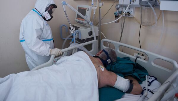 Медицинский работник возле кровати пациента - Sputnik Ўзбекистон
