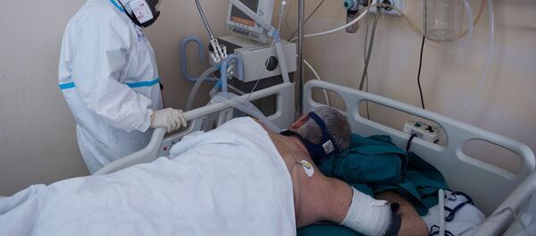 Медицинский работник возле кровати пациента - Sputnik Ўзбекистон