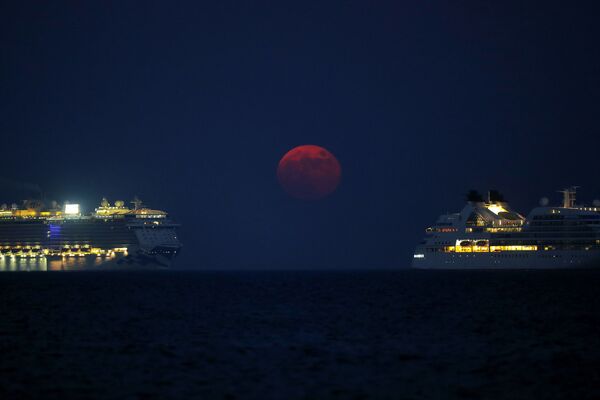 Кровавая полная луна на Кипре.  - Sputnik Узбекистан