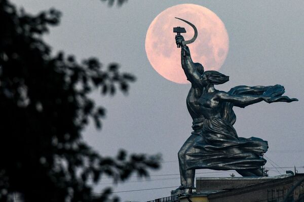 Скульптура Рабочий и колхозница на фоне полной луны в Москве  - Sputnik Узбекистан
