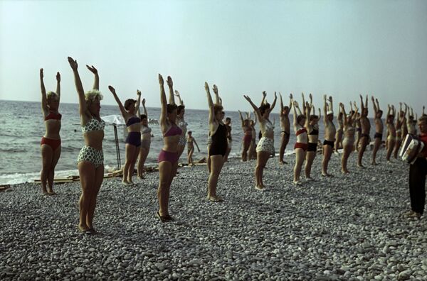 Tuapse, Krasnodar o‘lkasi,  plyajda gimnastika, 1963-yil. - Sputnik O‘zbekiston