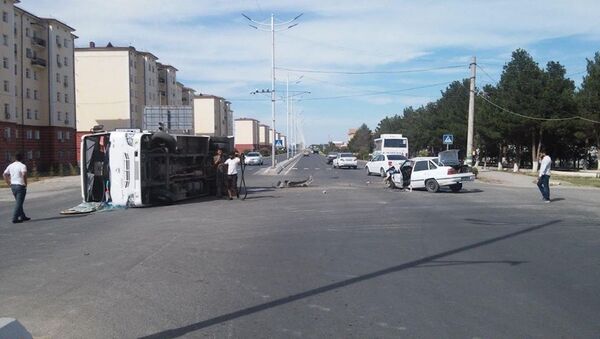 В Джизаке в результате ДТП перевернулся автобус - фото - Sputnik Узбекистан