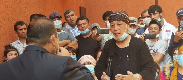 Узбекистанцы на российско-казахстанской границы ждут возможности выехать на родину Узбекистанцы на российско-казахстанской границы ждут возможности выехать на родину - Sputnik Ўзбекистон