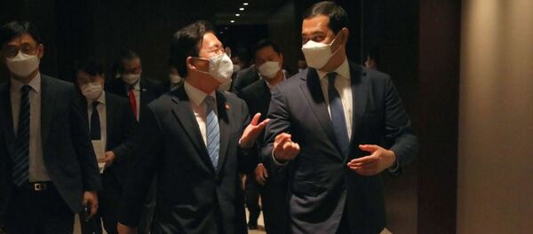 В Сеуле состоялась встреча заместителя Премьер-министра – министра инвестиций и внешней торговли Республики Узбекистан С.Умурзакова с министром торговли, промышленности и энергетики Республики Корея Сонг Юн Мо - Sputnik Узбекистан