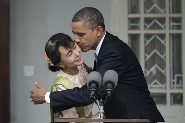 Barak Obama va myanmalik siyosatchi Aun San Su Chji, 2012 y. - Sputnik O‘zbekiston