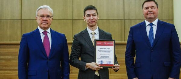 Шахзод Шаймарданов (в центре) на вручении краевой именной стипендии в губернатором Красноярского края Александром Уссом (слева) и председателем Законодательного собрания края Дмитрием Свиридовым (справа) - Sputnik Ўзбекистон