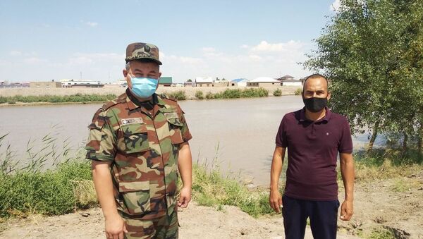 Сотрудник МЧС спас тонущего ребенка в Нукусе - Sputnik Узбекистан