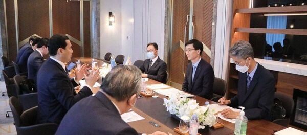 V Seule sostoyalas vstrecha zamestitelya premyer-ministra ¬– ministra investitsiy i vneshney torgovli RUz Sardora Umurzakova s predsedatelem Eksimbanka Korei Bang Mun-kyu. - Sputnik O‘zbekiston