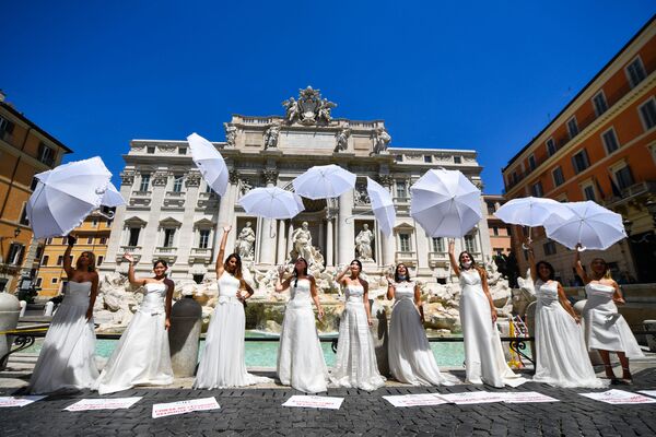 Акция протеста невест у фонтана Треви в Риме против откладывания свадебных церемоний из-за COVID-19 - Sputnik Ўзбекистон