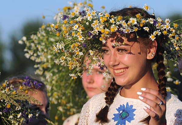 Девушки на празднике Ивана Купалы на берегу залива Припяти в древнем белорусском Турове - Sputnik Узбекистан