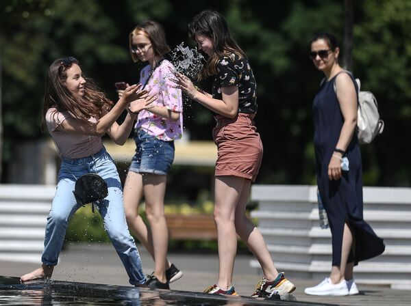 Отдыхающие в Парке Горького во время аномальной жары в Москве - Sputnik Узбекистан