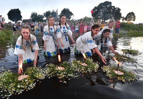 Девушки пускают по воде венки на празднике Ивана Купалы на берегу залива Припяти в древнем белорусском Турове - Sputnik Узбекистан