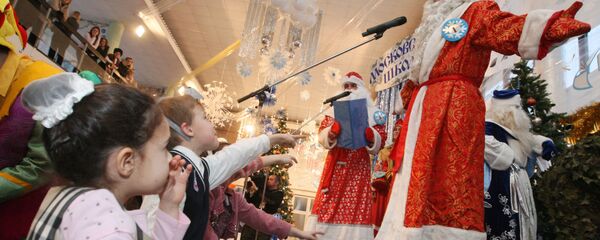 Праздничная сдача экзаменов в Московской школе Деда Мороза - Sputnik Узбекистан