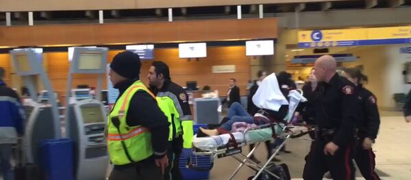 Эвакуация пострадавших из-за турбулентности пассажиров Air Canada - Sputnik Узбекистан