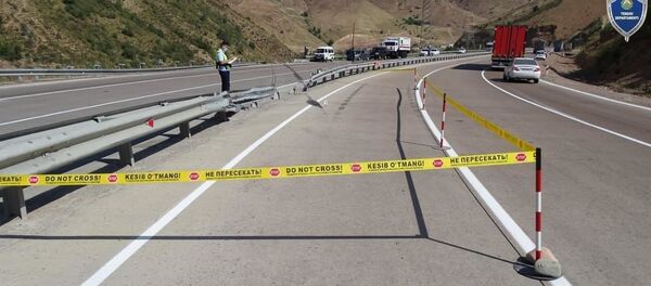 На перевале Камчик грузовик с цементом упал в овраг: двое погибли - Sputnik Ўзбекистон