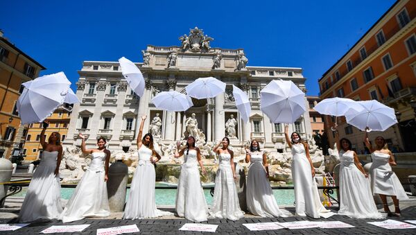 В Риме невесты устроили акцию протеста против отсрочки их браков - Sputnik Узбекистан
