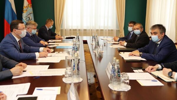 Посол Узбекистана в РФ Ботиржон Асадов встретился с губернатором Самарской области Дмитрием Азаровым - Sputnik Узбекистан