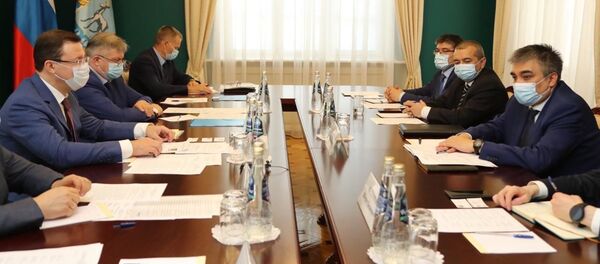 Посол Узбекистана в РФ Ботиржон Асадов встретился с губернатором Самарской области Дмитрием Азаровым - Sputnik Узбекистан