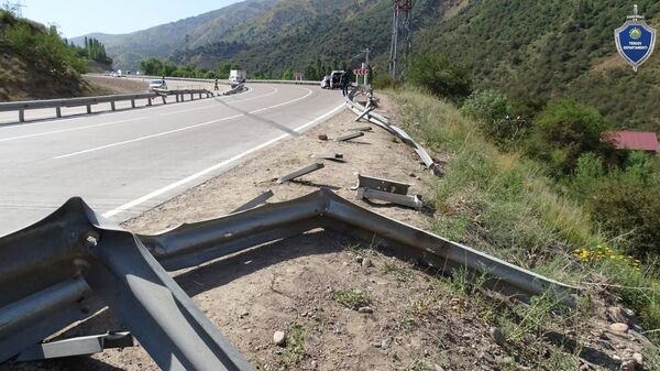 На Камчике автомобиль съехал в овраг - есть погибшие - Sputnik Узбекистан