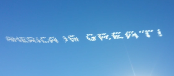 Самолётлар миллиардер Трамп номига самода ҳақоратлар ёздилар. Самолётлар миллиардер Трамп номига самода ҳақоратлар ёздилар. - Sputnik Ўзбекистон