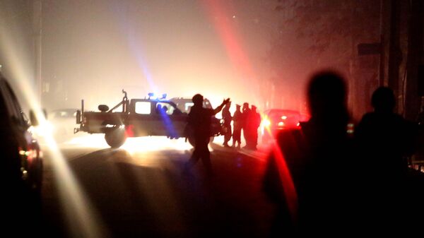 Афганские силы безопасности осматривают место взрыва в Кабуле - Sputnik Ўзбекистон