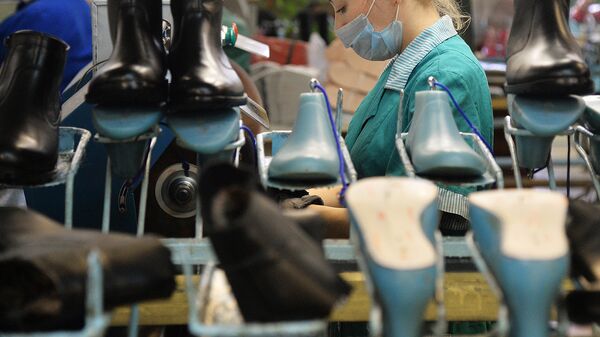 Сотрудницы во время работы на конвейере пошива зимнего ассортимента обуви - Sputnik Ўзбекистон