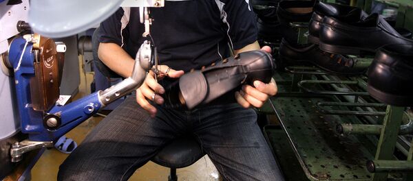 Производство обуви на участке сборки заготовок - Sputnik Узбекистан