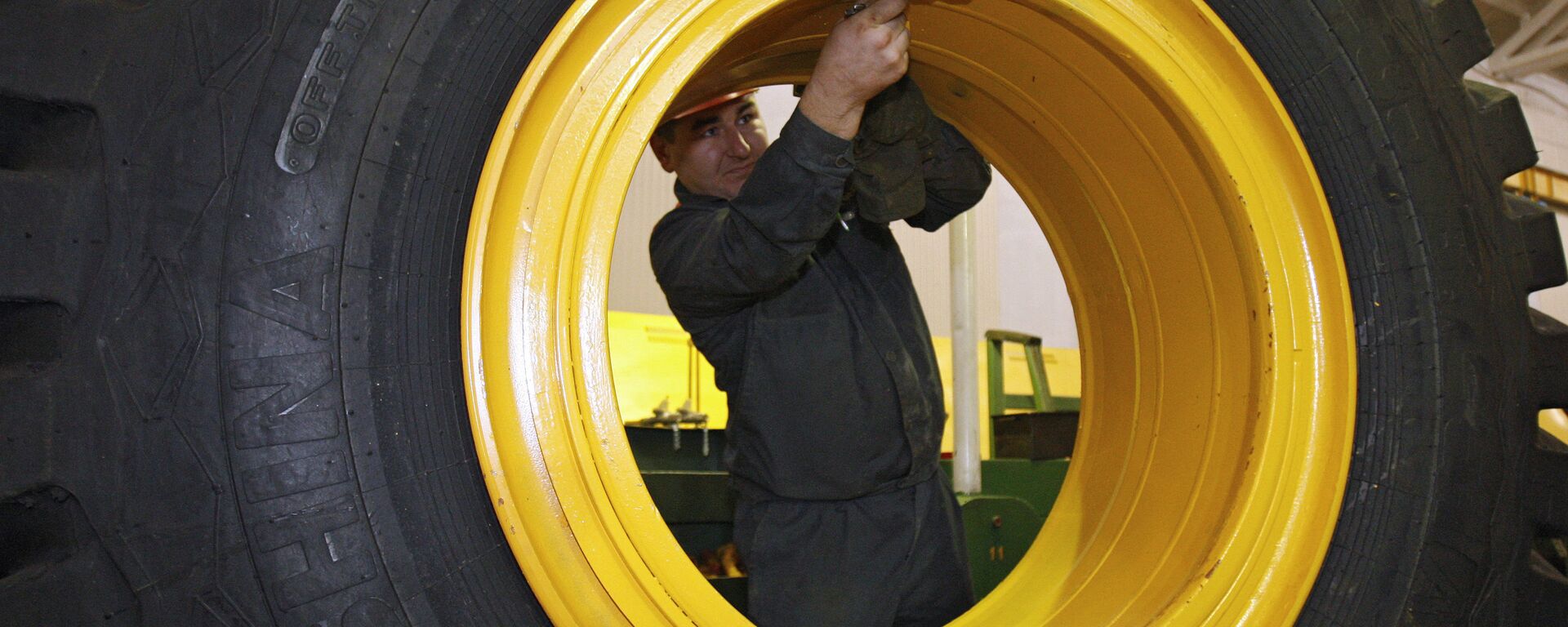 Сборка самосвала БелАЗ - Sputnik Узбекистан, 1920, 24.03.2026