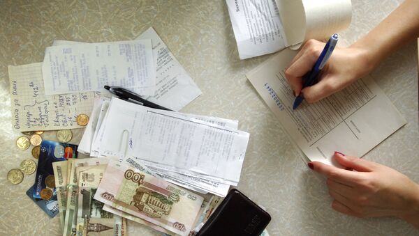Деньги, квитанции и чеки на оплату коммунальных платежей - Sputnik Ўзбекистон