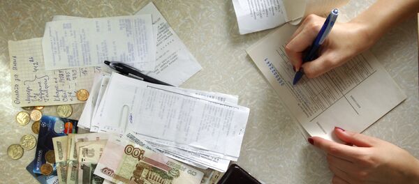 Деньги, квитанции и чеки на оплату коммунальных платежей - Sputnik Узбекистан