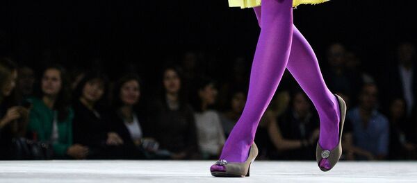 Модель демонстрирует одежду Модель демонстрирует одежду - Sputnik Узбекистан