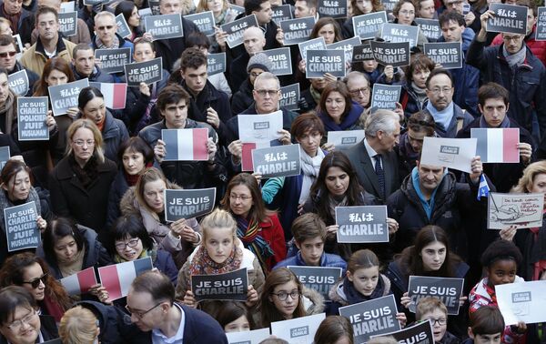 Акция в поддержку жертв трагедии в редакции журнала Charlie Hebdo - Sputnik Узбекистан