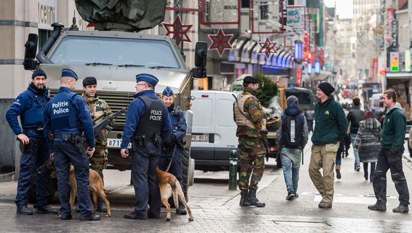 Солдаты бельгийской армии и полицейский патруль в центре Брюсселя - Sputnik Узбекистан