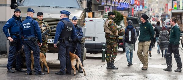 Солдаты бельгийской армии и полицейский патруль в центре Брюсселя Солдаты бельгийской армии и полицейский патруль в центре Брюсселя - Sputnik Узбекистан