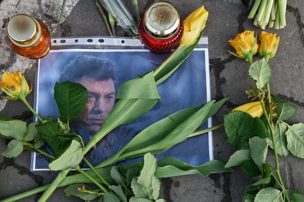 Люди приносят цветы и свечи к посольству РФ в Киеве в память о Б.Немцове - Sputnik Узбекистан
