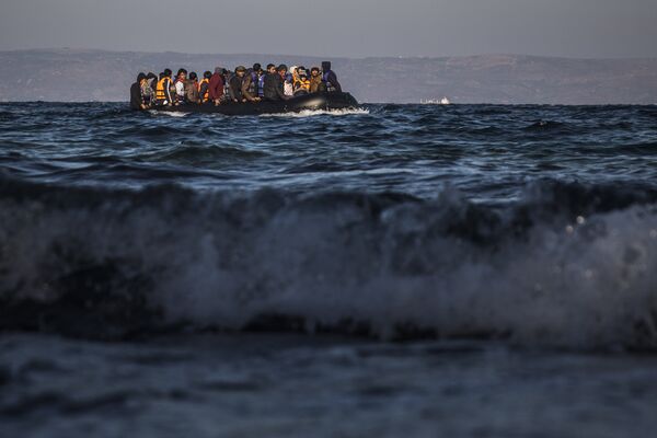 Беженцы плывут на шлюпке к греческому острову Лесбос - Sputnik Узбекистан