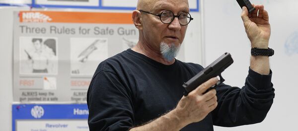 Пистолет Глок 9мм в руках инструктора по владению оружием - Sputnik Узбекистан