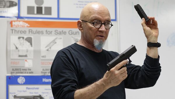 Пистолет Глок 9мм в руках инструктора по владению оружием - Sputnik Узбекистан