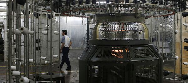 В цехе текстильного комбината - Sputnik Узбекистан