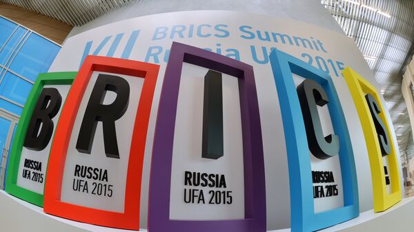 Логотип саммита БРИКС в Международном пресс-центре в Уфе - Sputnik Узбекистан