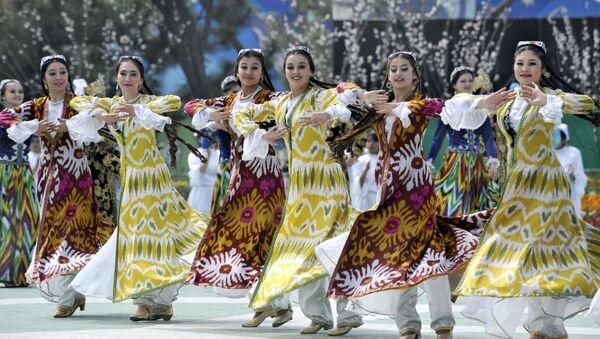 Народные танцоры в национальных костюмах выступают во время торжеств  - Sputnik Узбекистан