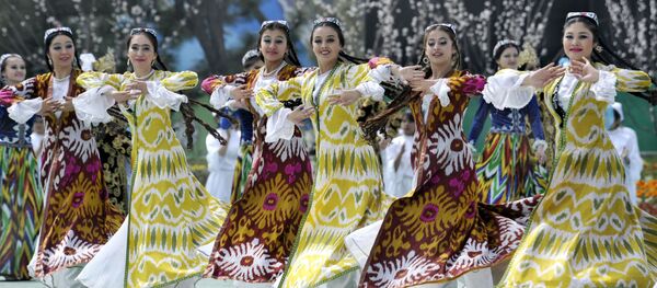 Народные танцоры в национальных костюмах выступают во время торжеств Народные танцоры в национальных костюмах выступают во время торжеств - Sputnik Ўзбекистон