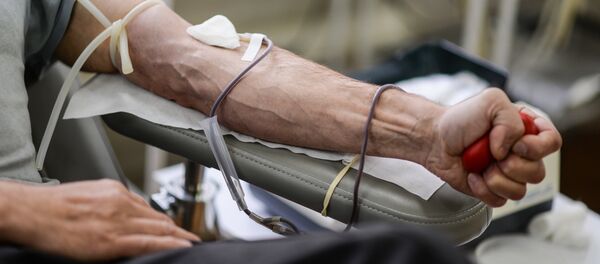 Донор во время процедуры сдачи крови на станции переливания крови Донор во время процедуры сдачи крови на станции переливания крови - Sputnik Узбекистан