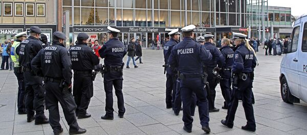 Полицейские патрулируют улицы в Кельне Полицейские патрулируют улицы в Кельне - Sputnik Узбекистан