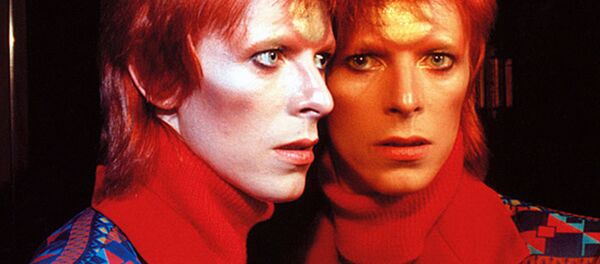 Британский рок-певец Девид Боуи. 1973 Британский рок-певец Девид Боуи. 1973 - Sputnik Узбекистан